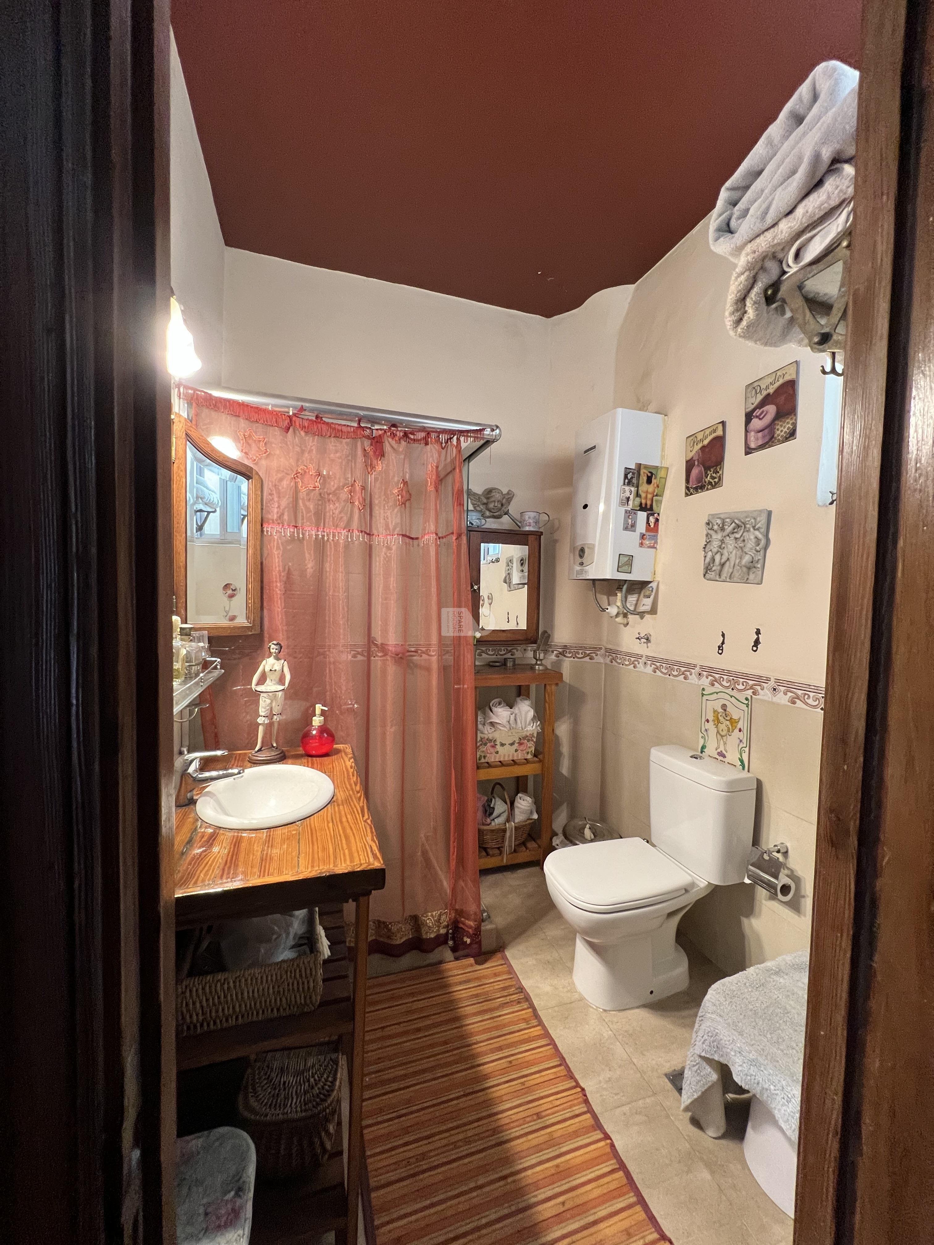 Semi Private bathroom For Students in Almagro